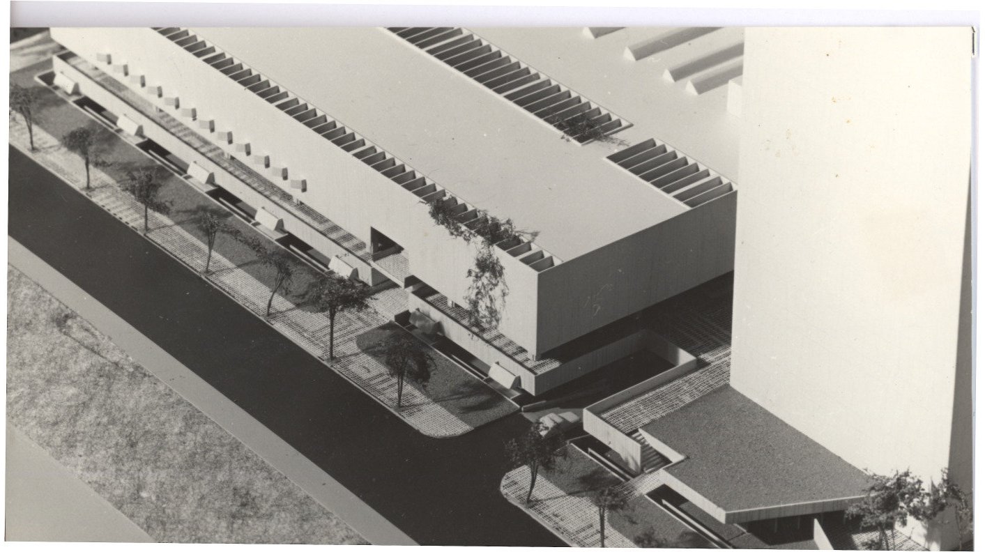 Maquete de conjunto arquitetônico, vista em perspectiva aérea — P0018 — Correios — Sede Regional e Centro de Triagem — F009-P0018-1975-S03-D00020