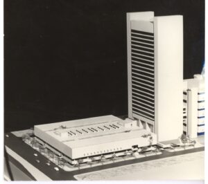 Maquete de conjunto edificado com blocos retangulares e fachada listrada, vista em perspectiva — P0018 — Correios — Sede Regional e Centro de Triagem