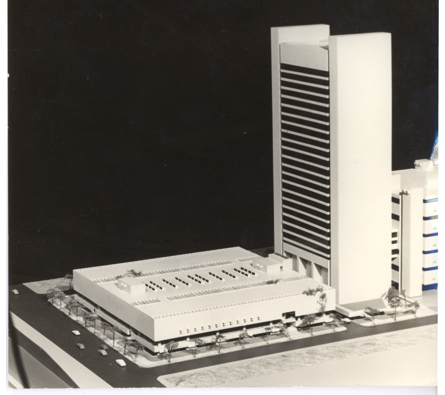 Maquete de conjunto edificado com blocos retangulares e fachada listrada, vista em perspectiva — P0018 — Correios — Sede Regional e Centro de Triagem — F009-P0018-1975-S03-D00017