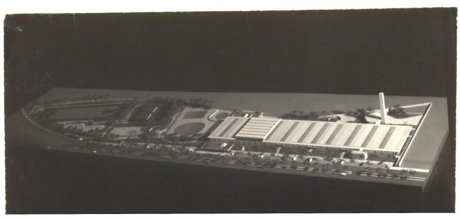 Maquete de projeto arquitetônico mostrando conjunto de edifícios e área ajardinada — P0015 — SESI — Ribeirão Preto — F009-P0015-1973-S03-D00073