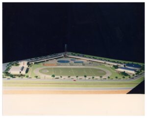 Maquete de projeto arquitetônico para complexo esportivo com pista de atletismo, campo de futebol, piscinas, quadras e arquibancadas, junto a via com área verde — P0060 — SESI — Marília