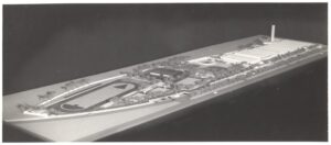 Maquete de projeto urbanístico mostrando pista de atletismo, área verde, edificações baixas e uma torre/chaminé — P0055 — SESI — São José dos Campos