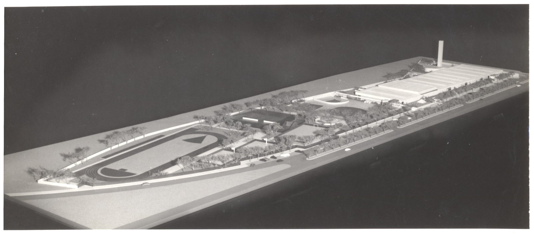 Maquete de projeto urbanístico mostrando pista de atletismo, área verde, edificações baixas e uma torre/chaminé — P0055 — SESI — São José dos Campos — F009-P0055-1979-S03-D00010