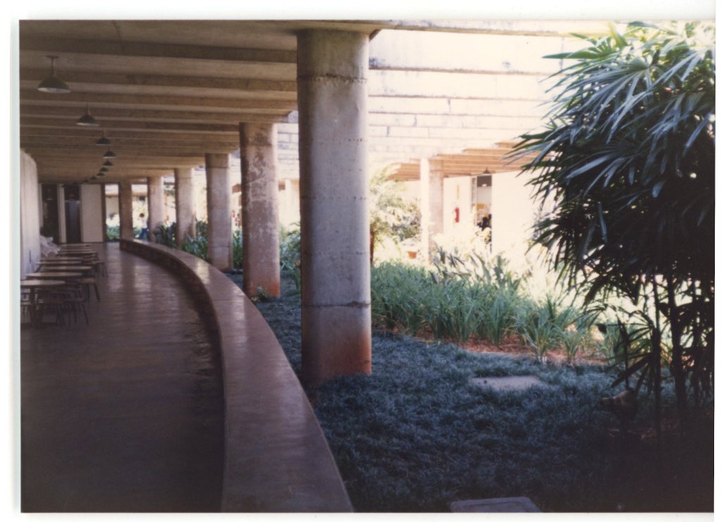 Passagem coberta por marquise de concreto apoiada em pilares, com jardim ao lado — P0015 — SESI — Ribeirão Preto — F009-P0015-1973-S03-D00044