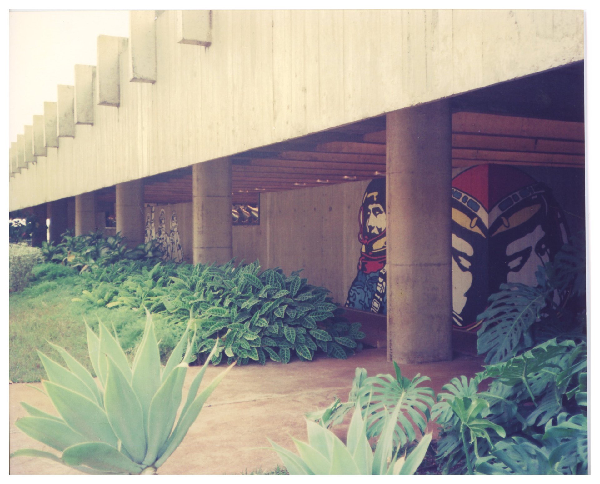 Passarela coberta de edifício com brises de concreto, vegetação e painéis decorativos ilustrados — P0015 — SESI — Ribeirão Preto — F009-P0015-1973-S03-D00027