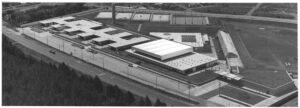 Vista aérea de complexo institucional com edifícios de pátios internos, quadras poliesportivas, piscina e ginásio coberto — P0060 — SESI — Marília