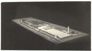 Vista aérea de maquete arquitetônica mostrando edificação alongada com cobertura em brises e áreas ajardinadas — P0015 — SESI — Ribeirão Preto