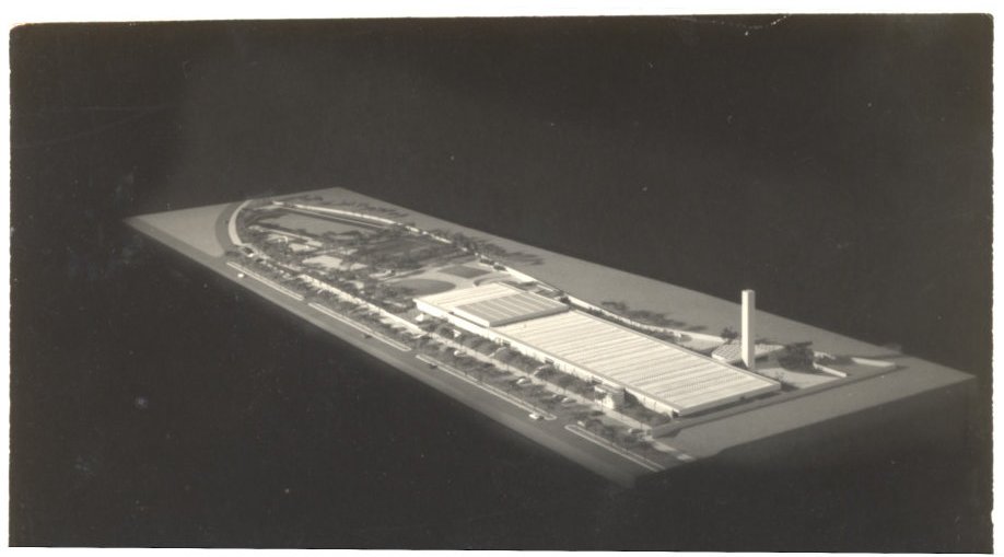 Vista aérea de maquete arquitetônica mostrando edificação alongada com cobertura em brises e áreas ajardinadas — P0015 — SESI — Ribeirão Preto — F009-P0015-1973-S03-D00072