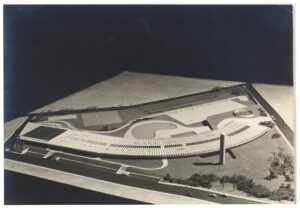 Vista aérea de maquete de complexo esportivo com arquibancadas curvas, piscina, quadras de tênis e pista — P0015 — SESI — Ribeirão Preto