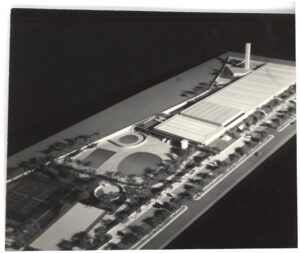 Vista aérea de maquete de projeto arquitetônico mostrando edifício principal, praças circulares, arborização e quadras esportivas — P0055 — SESI — São José dos Campos
