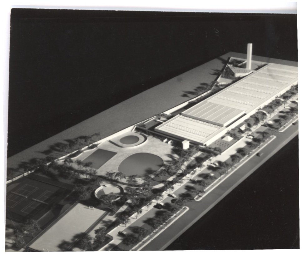Vista aérea de maquete de projeto arquitetônico mostrando edifício principal, praças circulares, arborização e quadras esportivas — P0055 — SESI — São José dos Campos — F009-P0055-1979-S03-D00008