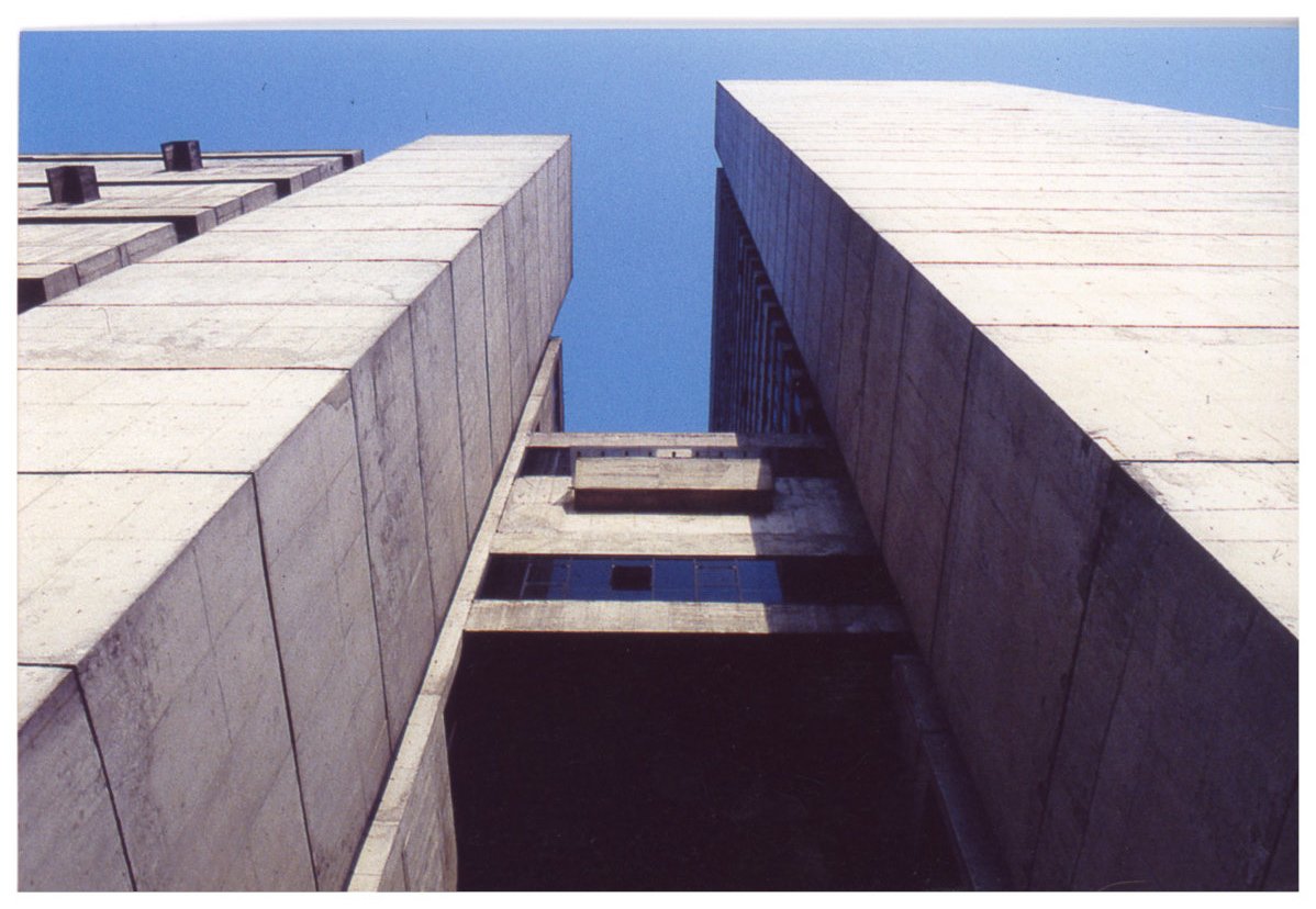 Vista ascendente de edifício em concreto aparente, destacando volumes em balanço e textura das formas — P0018 — Correios — Sede Regional e Centro de Triagem — F009-P0018-1975-S03-D00023