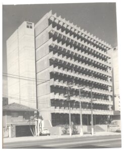 Vista da fachada de edifício com brises de concreto em padrão triangular repetitivo, com letreiro "Senac" visível na base — P0112 — SENAC — Av. Francisco Matarazzo
