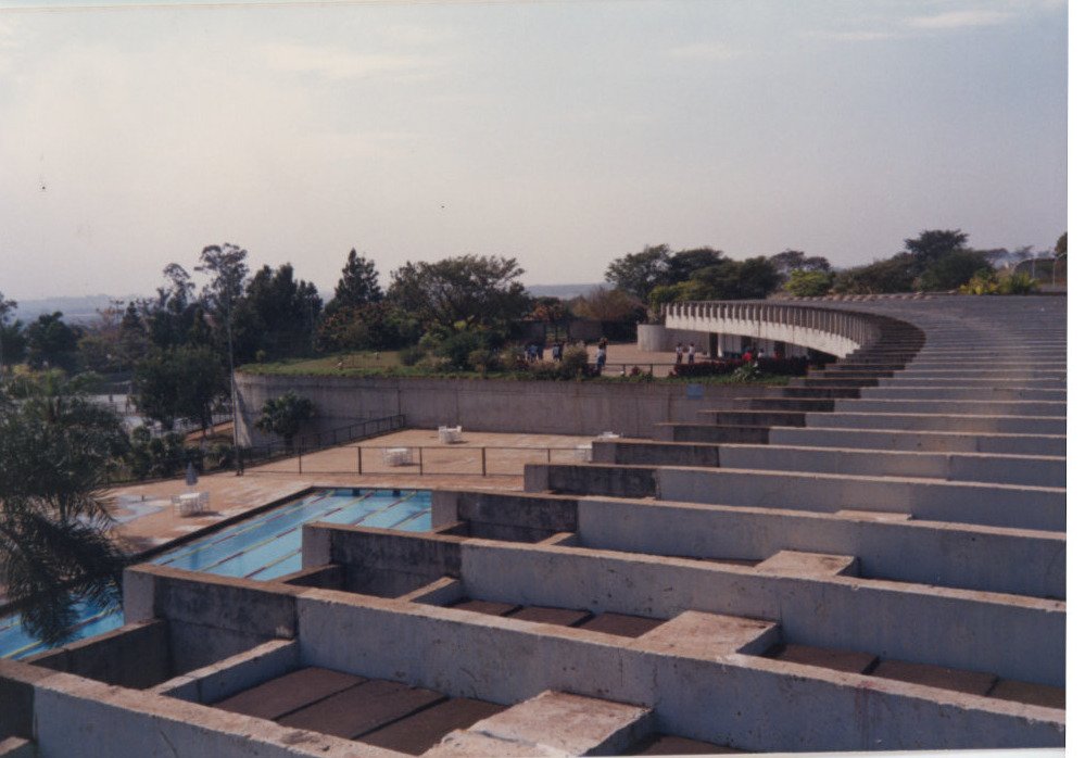 Vista de conjunto arquitetônico com terraços escalonados de concreto, piscina e edificação curva ao fundo — P0015 — SESI — Ribeirão Preto — F009-P0015-1973-S03-D00045