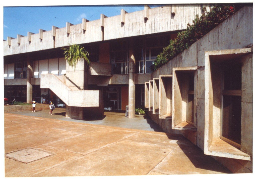 Vista de edifício em concreto aparente, com janelas recortadas na fachada, escada externa e guarda-corpo vazado, imagem registrada de cabeça para baixo — P0015 — SESI — Ribeirão Preto — F009-P0015-1973-S03-D00065
