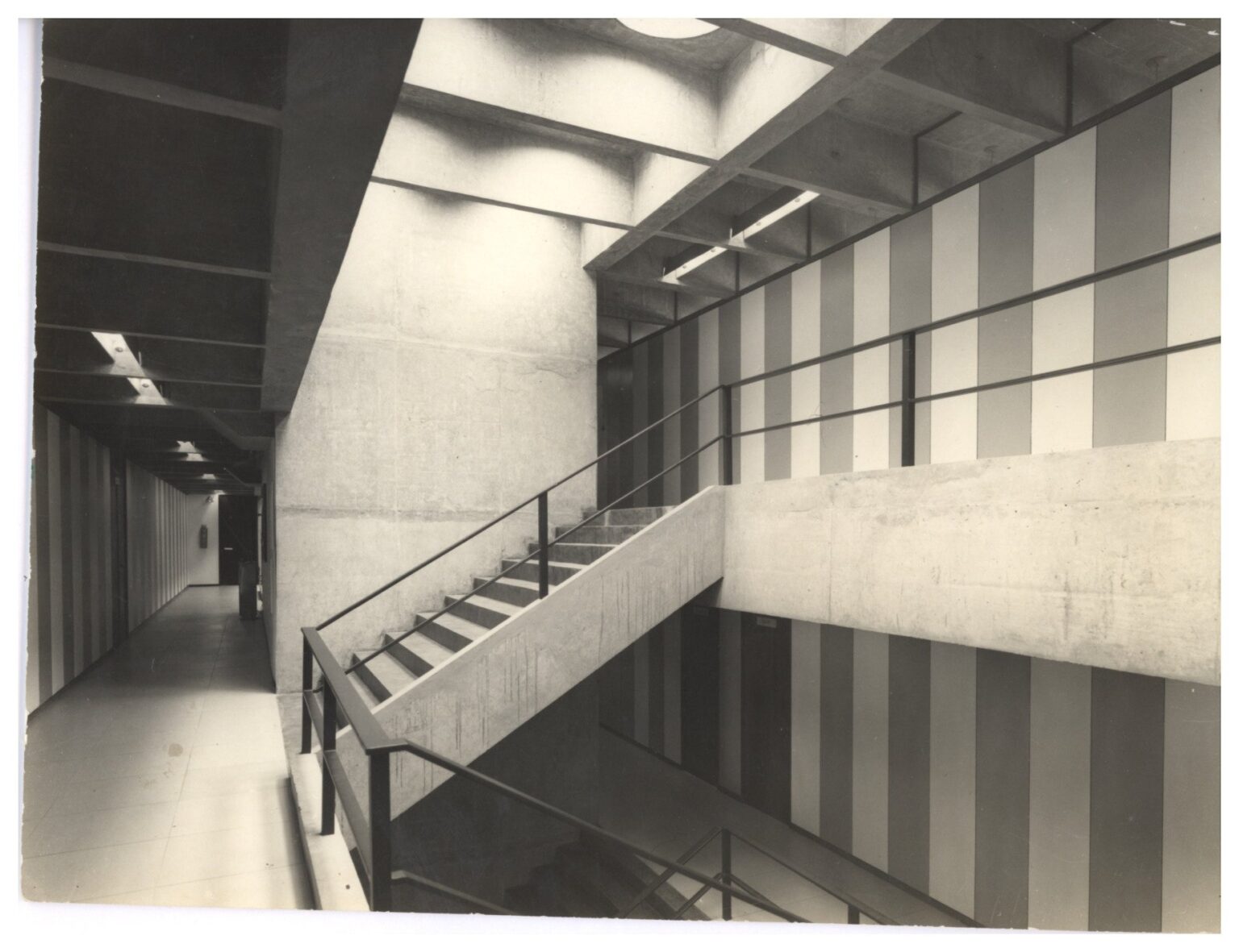Vista de escada interna com viga de concreto e teto ripado em edifício moderno — P0112 — SENAC — Av. Francisco Matarazzo — F009-P0112-1972-S03-D00008