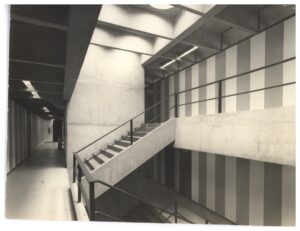 Vista de escada interna com viga de concreto e teto ripado em edifício moderno — P0112 — SENAC — Av. Francisco Matarazzo