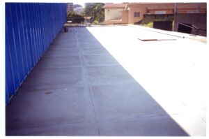 Vista de laje de cobertura com divisória metálica azul e edificações vizinhas ao fundo — P0131 — SESC - Piracicaba