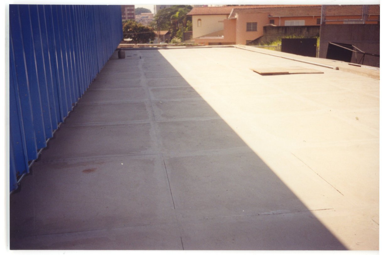 Vista de laje de cobertura com divisória metálica azul e edificações vizinhas ao fundo — P0131 — SESC - Piracicaba — F009-P0131-0000-S03-D00036