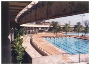Vista de piscina olímpica com raias demarcadas e estrutura de arquibancada em concreto curvo — P0015 — SESI — Ribeirão Preto