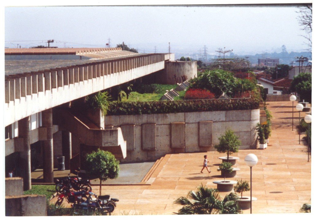 Vista de praça ou calçadão com escadaria de concreto, canteiros ajardinados e luminárias, com pedestre ao fundo — P0015 — SESI — Ribeirão Preto — F009-P0015-1973-S03-D00067
