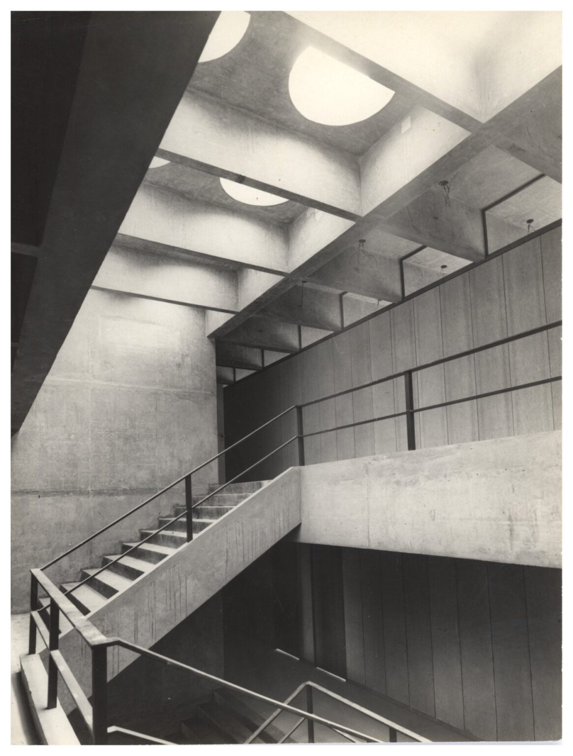 Vista diagonal de escada em concreto aparente com jogo de luz e sombra, estrutura modulada ao fundo — P0112 — SENAC — Av. Francisco Matarazzo — F009-P0112-1972-S03-D00009