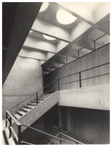 Vista diagonal de escada em concreto aparente com jogo de luz e sombra, estrutura modulada ao fundo — P0112 — SENAC — Av. Francisco Matarazzo