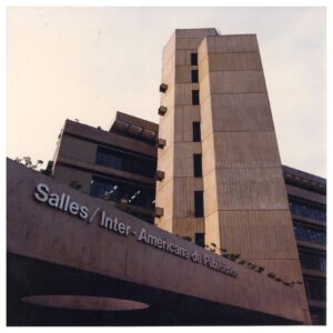 Vista em ângulo de baixo para cima do edifício "Salles / Inter-Americana de Publicidade", destacando a marquise com letreiro e o volume revestido em placas verticais — P0019 — Salles Publicidade — São Paulo