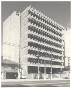 Vista externa de edifício com fachada de brises de concreto em padrão triangular, com letreiro "Sertac" no topo — P0112 — SENAC — Av. Francisco Matarazzo