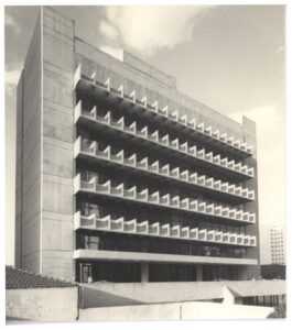 Vista externa em ângulo de fachada de edifício com sistema de brises verticais em concreto — P0112 — SENAC — Av. Francisco Matarazzo