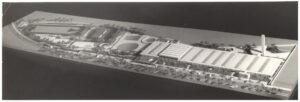 Vista geral de maquete de projeto arquitetônico mostrando complexo de edifícios horizontais, áreas verdes, piscinas e instalações esportivas — P0055 — SESI — São José dos Campos