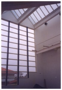Vista interna de ambiente com claraboia/painel translúcido em grade metálica e cobertura inclinada, refletindo telhado externo — P0131 — SESC - Piracicaba