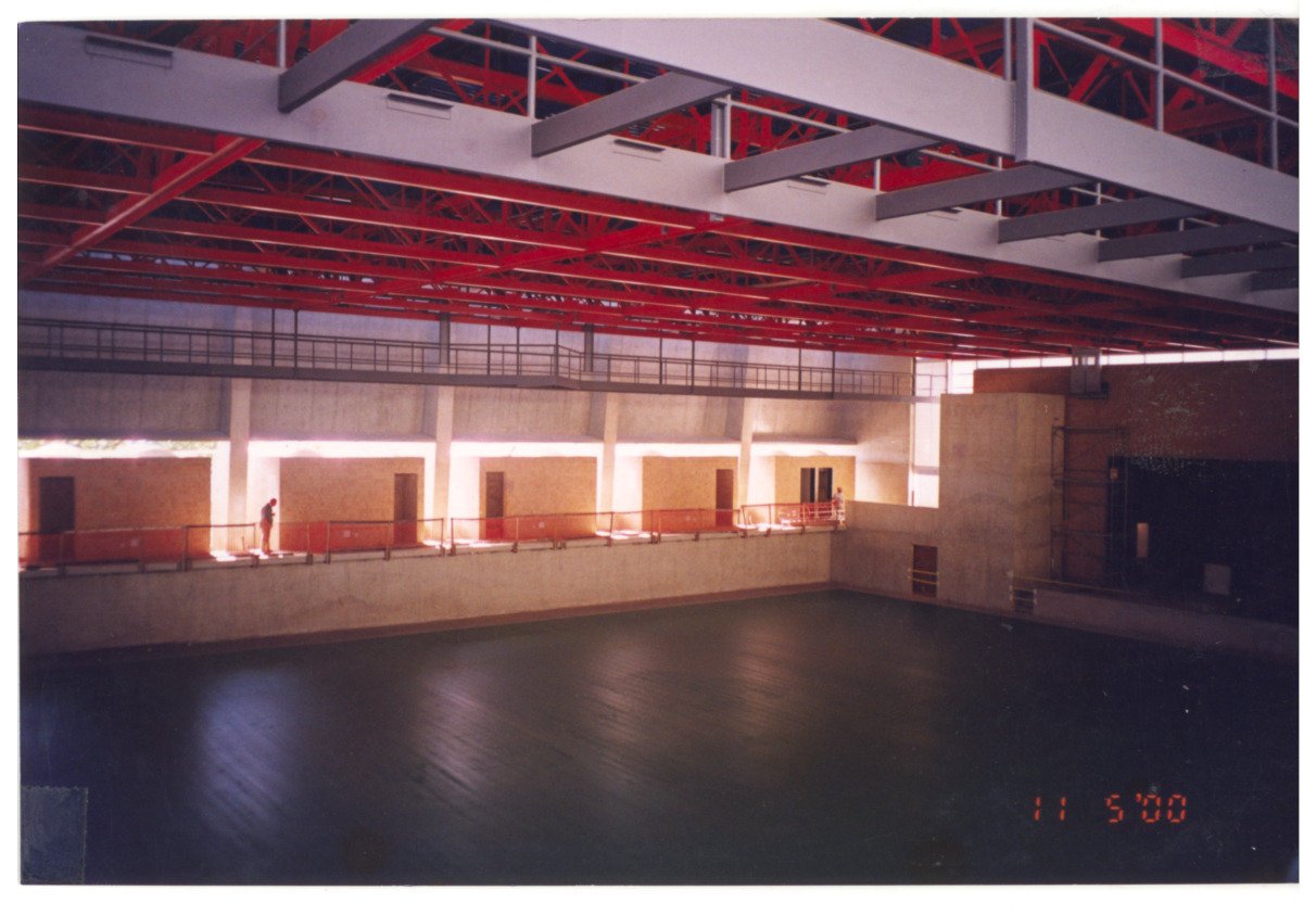 Vista interna de edificação em fase de acabamento, mostrando estrutura metálica do telhado, mezanino e piso de grandes dimensões — P0131 — SESC - Piracicaba — F009-P0131-0000-S03-D00047