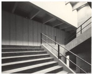 Vista interna de escadaria de concreto com guarda-corpo metálico e laje nervurada ao fundo — P0112 — SENAC — Av. Francisco Matarazzo