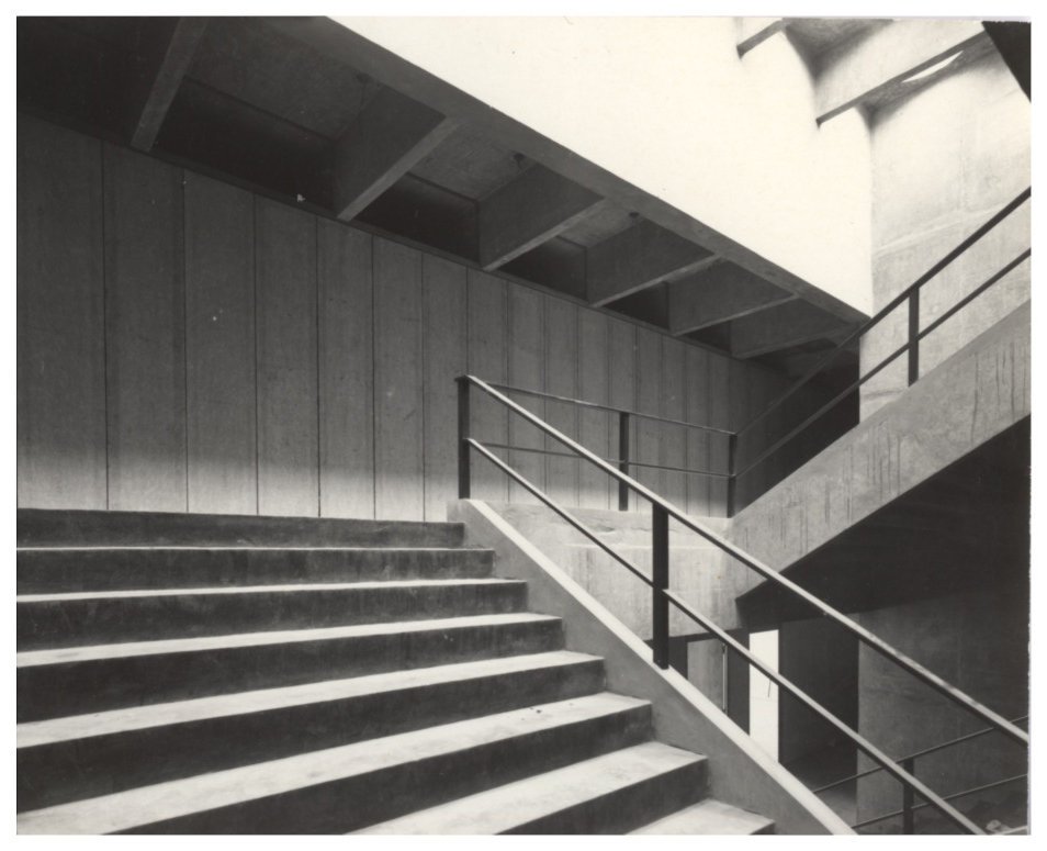 Vista interna de escadaria de concreto com guarda-corpo metálico e laje nervurada ao fundo — P0112 — SENAC — Av. Francisco Matarazzo — F009-P0112-1972-S03-D00001