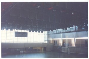 Vista interna de ginásio esportivo mostrando arquibancadas e estrutura de cobertura metálica — P0131 — SESC - Piracicaba