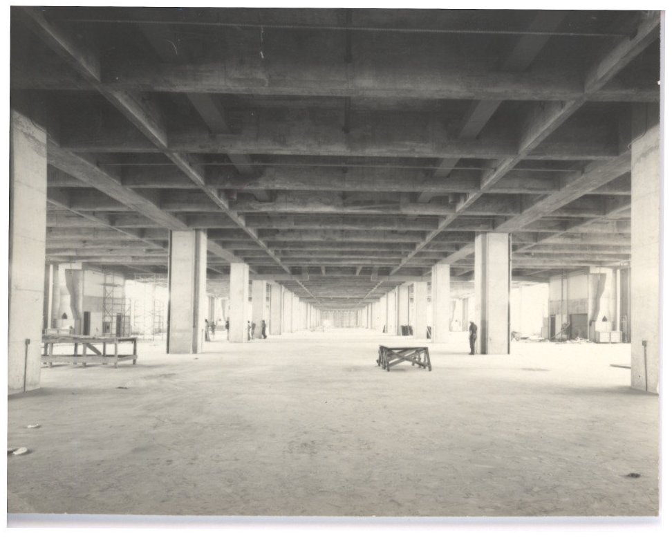 Vista interna de laje nervurada de concreto em construção, com fileiras de pilares e andaimes ao fundo — P0018 — Correios — Sede Regional e Centro de Triagem — F009-P0018-1975-S03-D00012