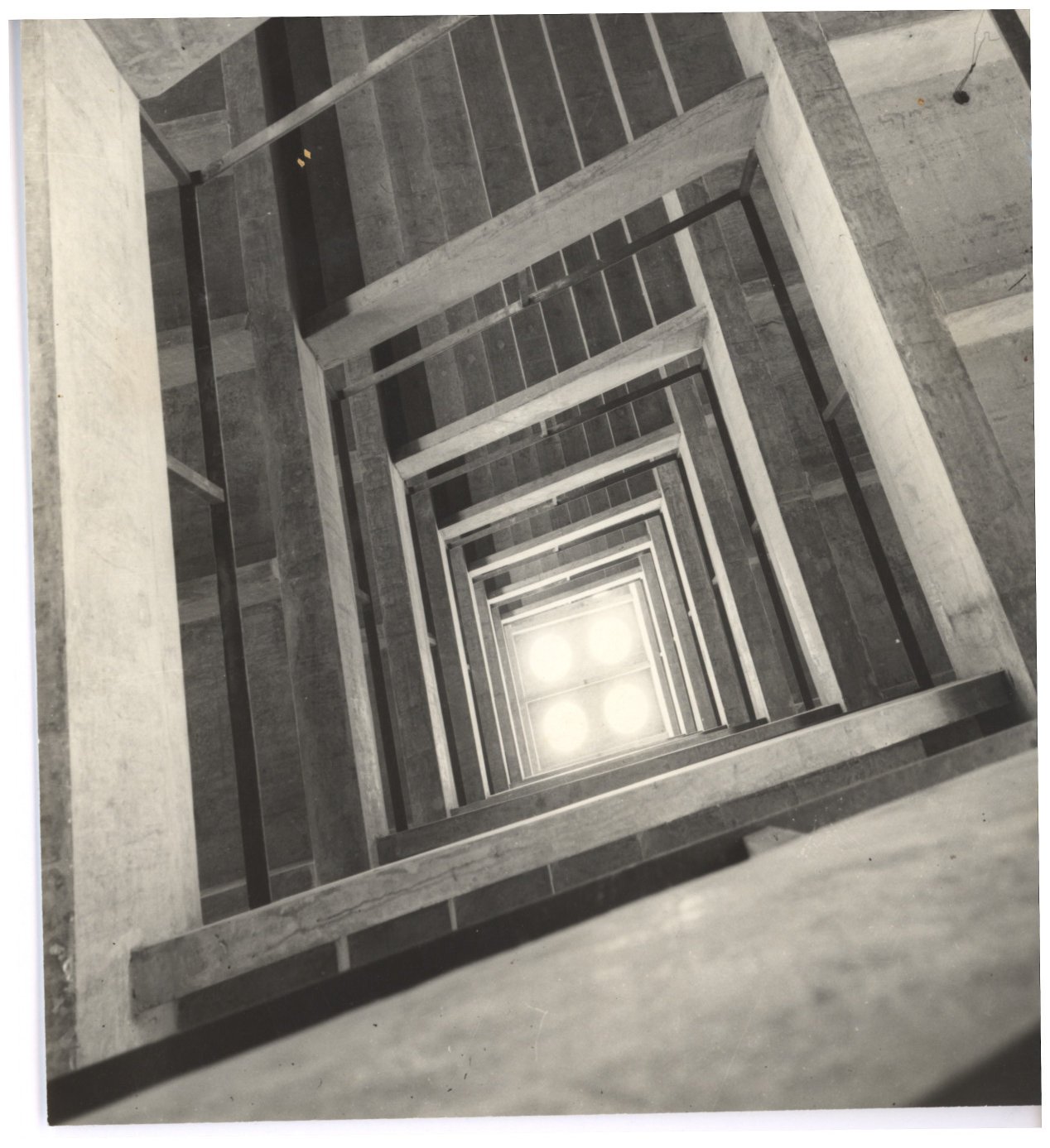 Vista interna de poço estrutural em concreto, fotografado de cima, com efeito de profundidade até abertura iluminada no fundo — P0112 — SENAC — Av. Francisco Matarazzo — F009-P0112-1972-S03-D00003