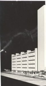 Vista noturna de edifício com fachada em painéis retangulares modulados, fotografada de cima — P0018 — Correios — Sede Regional e Centro de Triagem
