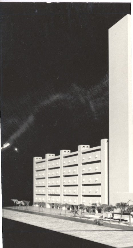 Vista noturna de edifício com fachada em painéis retangulares modulados, fotografada de cima — P0018 — Correios — Sede Regional e Centro de Triagem — F009-P0018-1975-S03-D00019